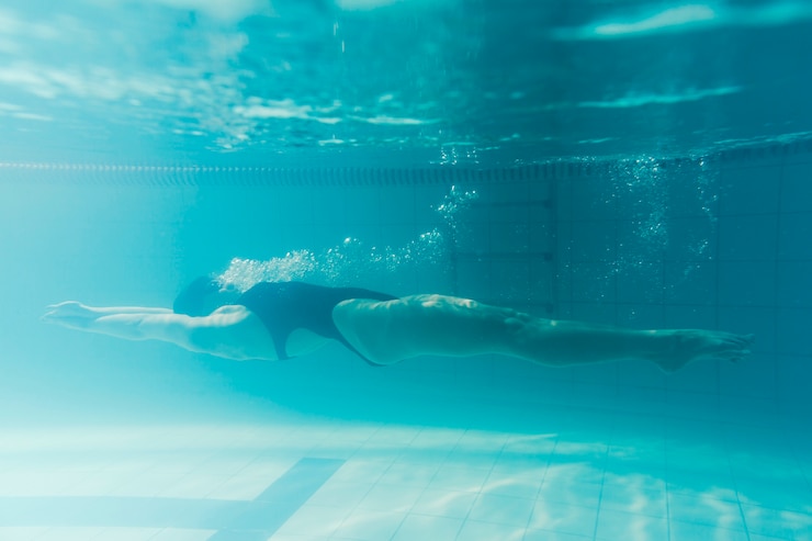 Kostenlose Foto full shot schwimmer schwimmen auf dem rücken
