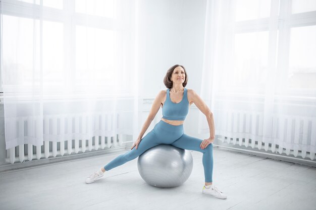 Full Shot Senior Woman Training auf Gymnastikball