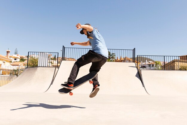 Full-Shot-Skateboarder draußen