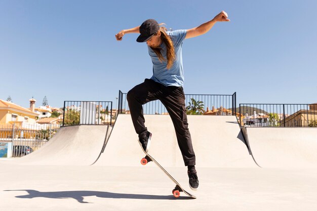 Full-Shot-Skateboarder im Freien