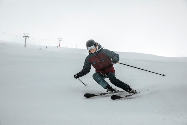 Kostenloses Foto full shot skifahrer haben spaß im freien