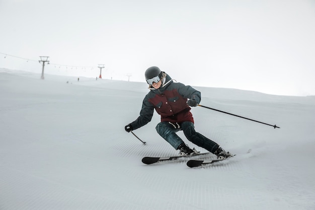 Full Shot Skifahrer haben Spaß im Freien