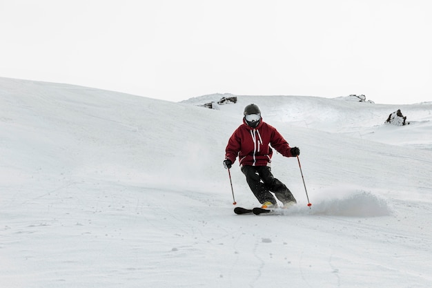 Full Shot Skifahrer im Freien