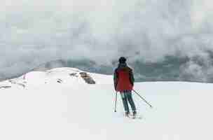 Kostenloses Foto full shot skifahrer mit helm