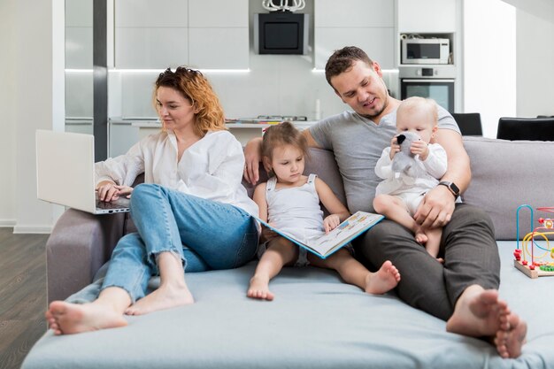 Full Shot Smiley Familie auf der Couch