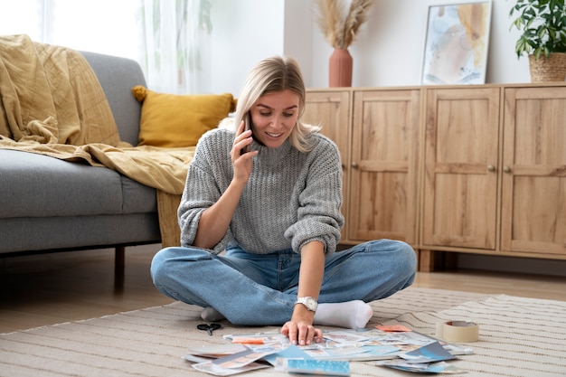 Kostenloses Foto full-shot-smiley-frau am telefon sprechen