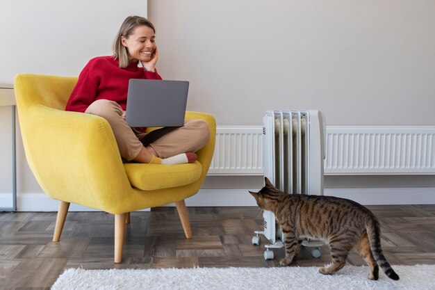 Full Shot Smiley-Frau, die mit Laptop arbeitet