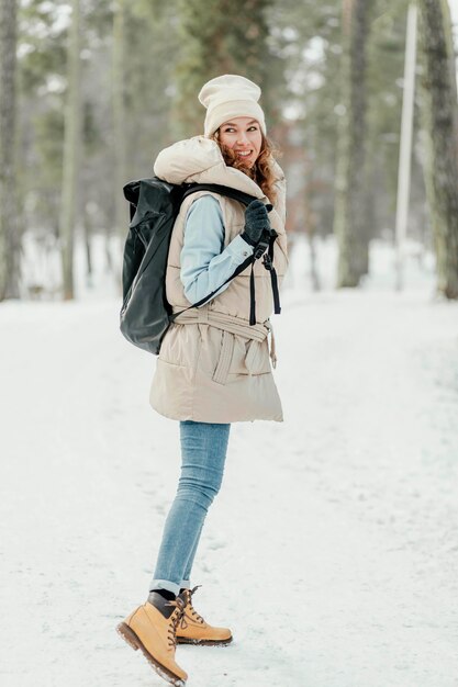 Full Shot Smiley Frau im Freien