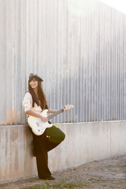 Full Shot Smiley-Frau mit Gitarre