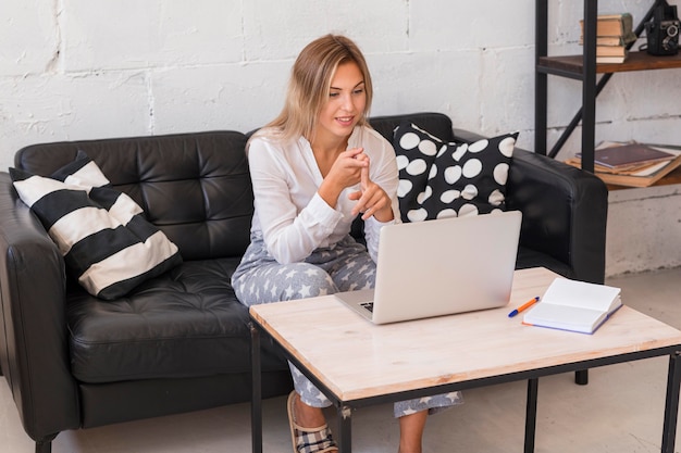 Full Shot Smiley Frau mit Laptop