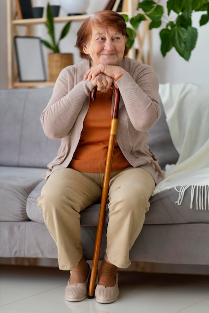 Full Shot Smiley Frau sitzt auf der Couch