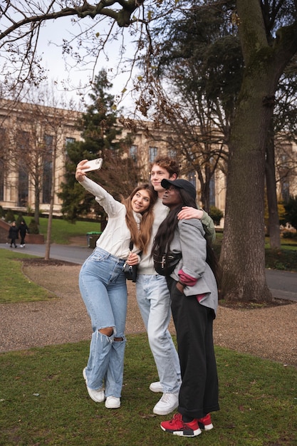 Full-Shot-Smiley-Freunde, die Selfie machen