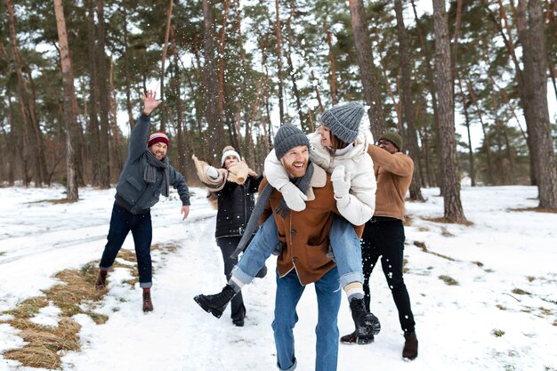 Full-Shot-Smiley-Freunde-Wiedersehen