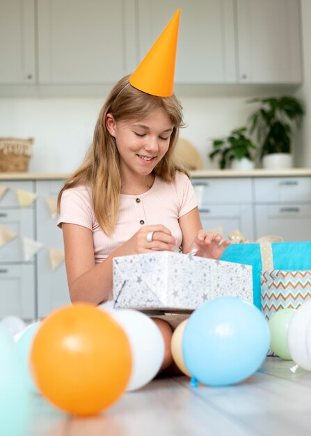 Full Shot Smiley Girl Eröffnungsgeschenk