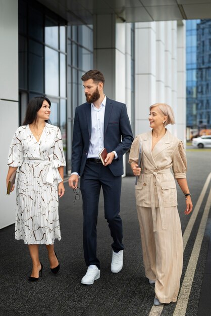 Full Shot Smiley-Kollegen, die zur Arbeit gehen