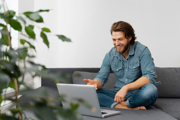 Full Shot Smiley Mann mit Laptop