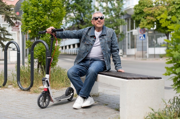 Full Shot Smiley-Mann mit Roller