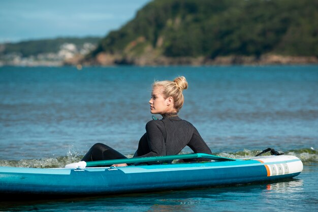 Full Shot Sportlerin Paddleboarding