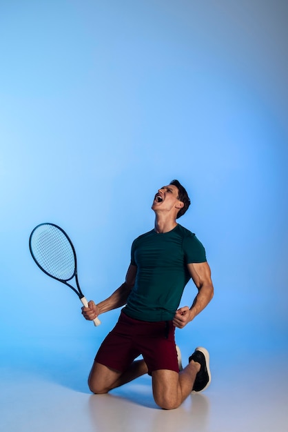 Kostenloses Foto full-shot-tennisspieler mit schläger