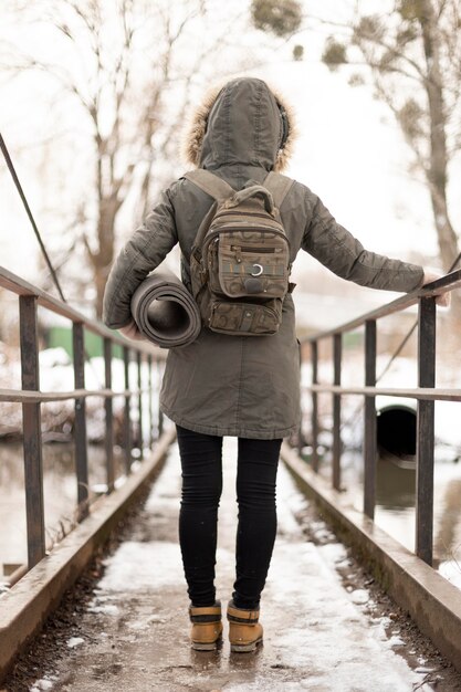 Full Shot Traveller auf der Brücke