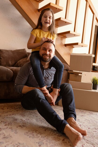Full Shot Vater und Kind auf dem Boden
