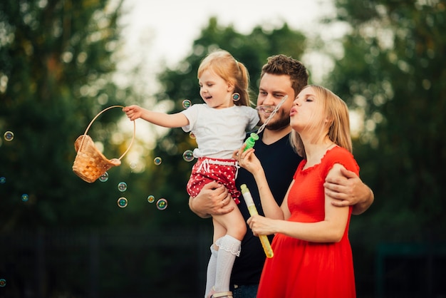 Fun Familienzeit beim Blasen Seifenblasen