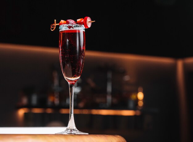 Funkelnder Cocktail-Champagner mit roter aktueller Syrop-Erdbeer-Traube auf der Draufsicht