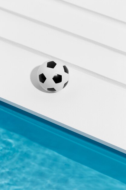 Fußball neben dem Schwimmbad