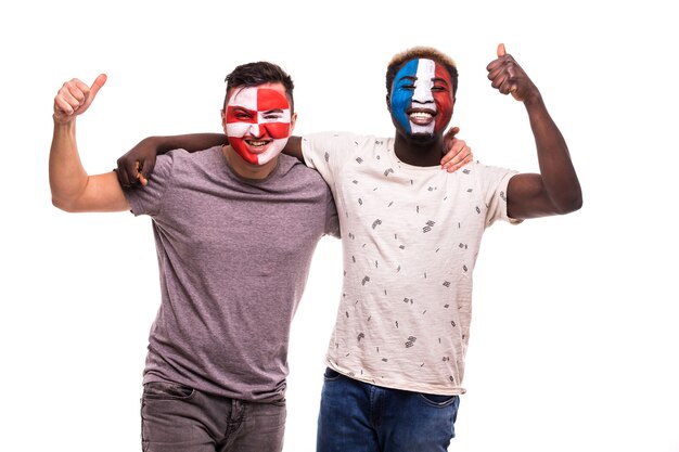 Fußballfansanhänger mit gemaltem Gesicht der Nationalmannschaften von Frankreich und von Kroatien lokalisiert auf weißem Hintergrund