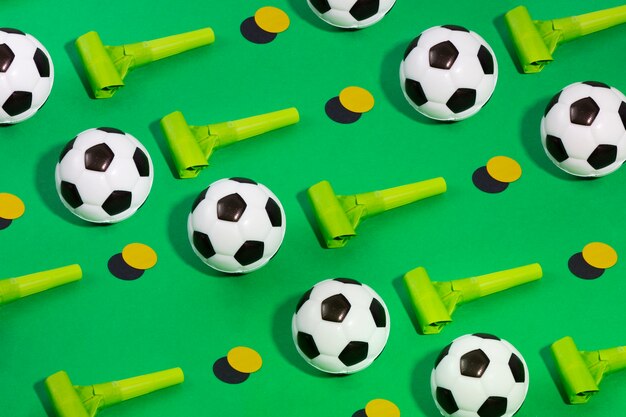 Fußballgeburtstag mit Pfeifen und Bällen