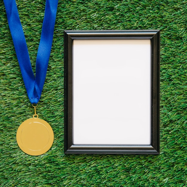 Kostenloses Foto fußballhintergrund mit rahmen nahe bei medaille