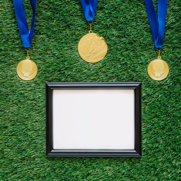 Fußballhintergrund mit Rahmen unter Medaillen