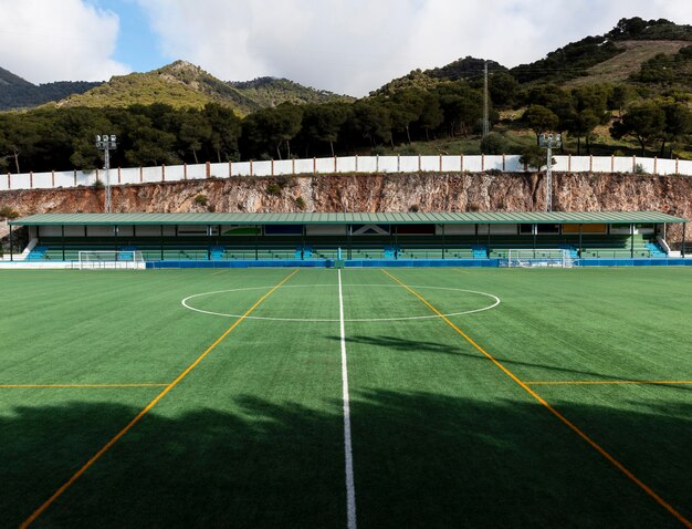 Fußballplatz mit Naturhintergrund