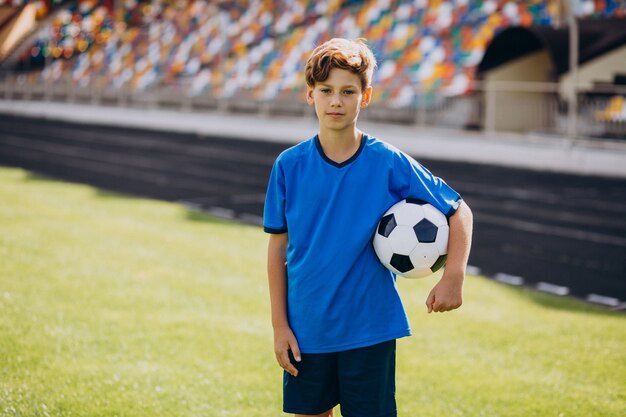 Fußballspieler, der auf dem Feld spielt