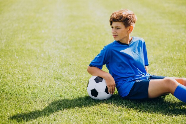 Fußballspieler, der auf dem Feld spielt