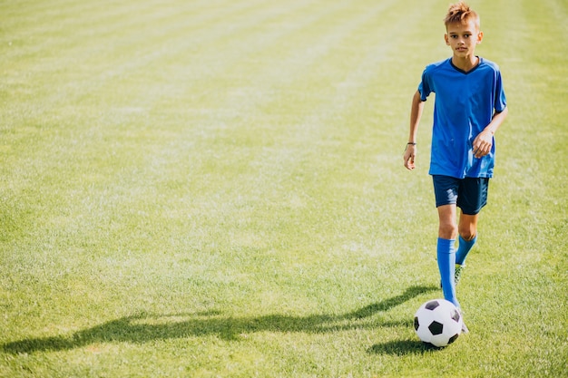 Fußballspieler, der auf dem Feld spielt