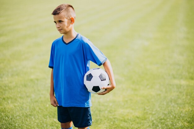 Fußballspieler, der auf dem Feld spielt