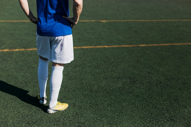 Kostenloses Foto fußballspieler, der auf gras steht