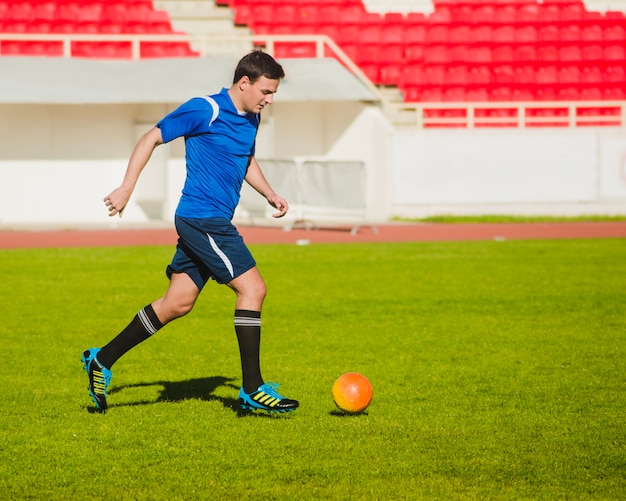 Fußballspieler dribbelt