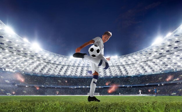 Fußballspieler in Aktion im Profistadion
