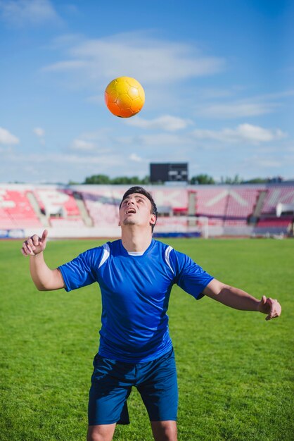 Fußballspieler Jonglieren mit Kopf