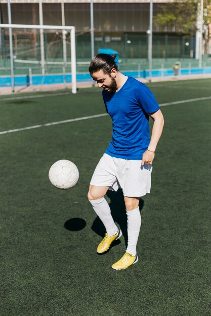 Fußballspieler mit Ball