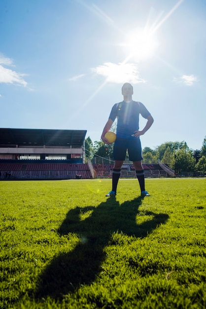 Fußballspieler posiert im Stadion