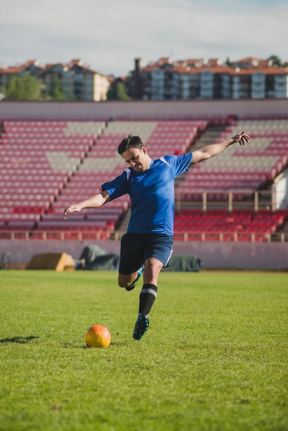 Fußballspieler schlägt Freistoß