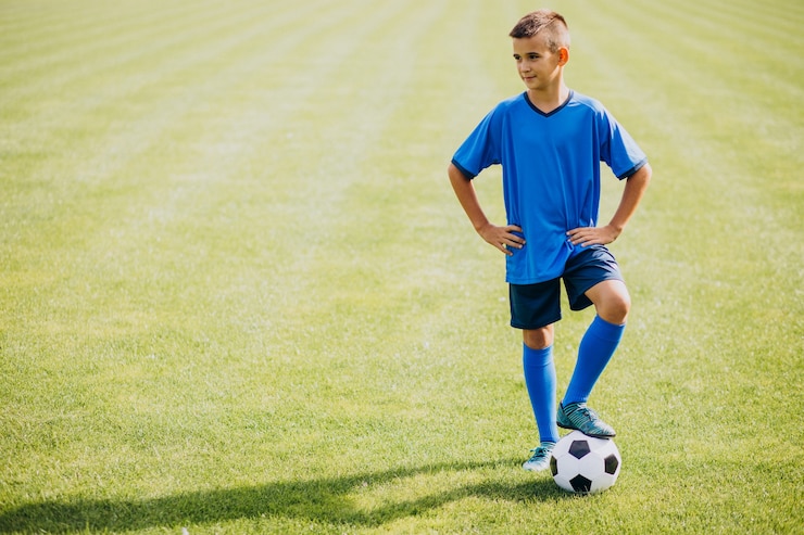 Kostenlose Foto fußballspieler spielt auf dem spielfeld