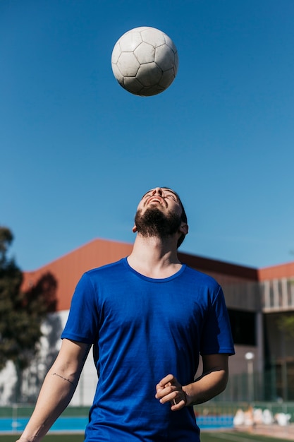 Kostenloses Foto fußballspielertraining