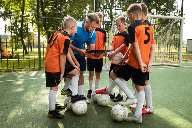 Kostenlose Foto fußballtrainer unterrichtet seine schüler
