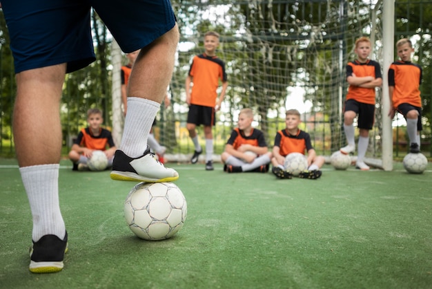 Kostenloses Foto fußballtrainer unterrichtet seine schüler