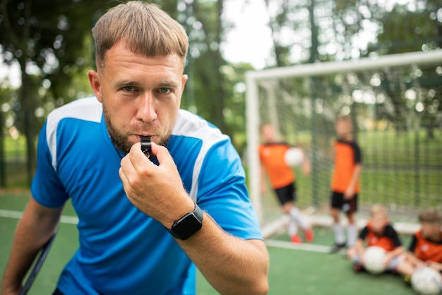 Kostenloses Foto fußballtrainer unterrichtet seine schüler