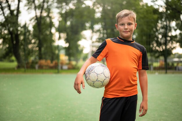 Fußballtrainer unterrichtet seine Schüler